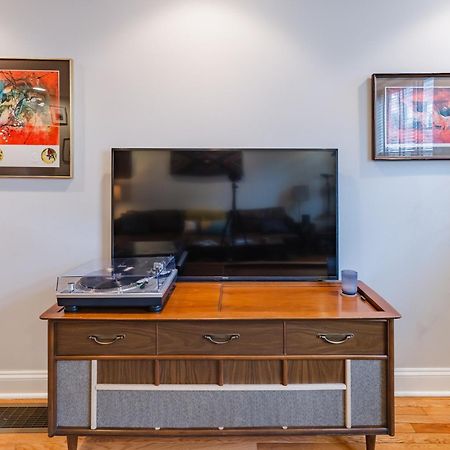 Bedroom In Thoughtfully Decorated East Passyunk Home Philadelphia Bagian luar foto