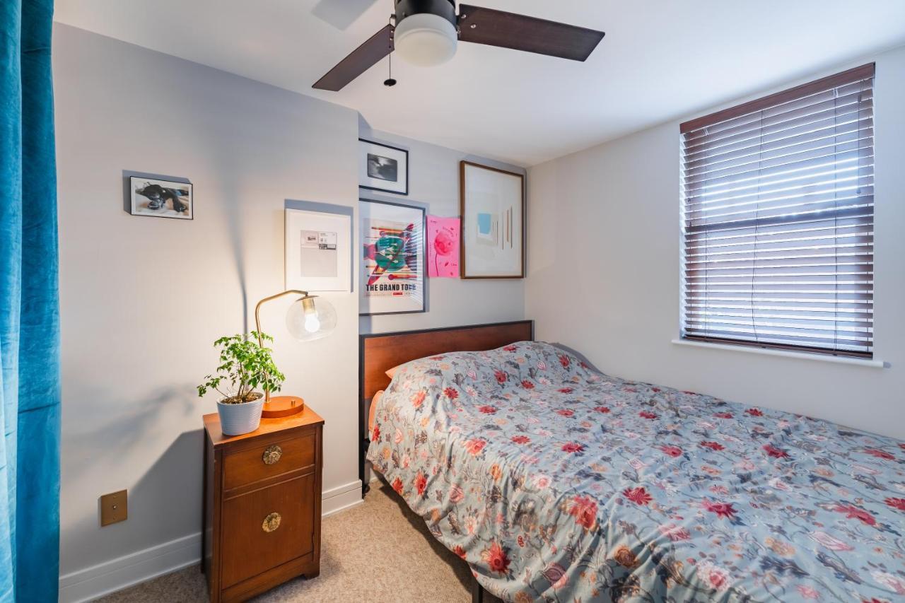 Bedroom In Thoughtfully Decorated East Passyunk Home Philadelphia Bagian luar foto
