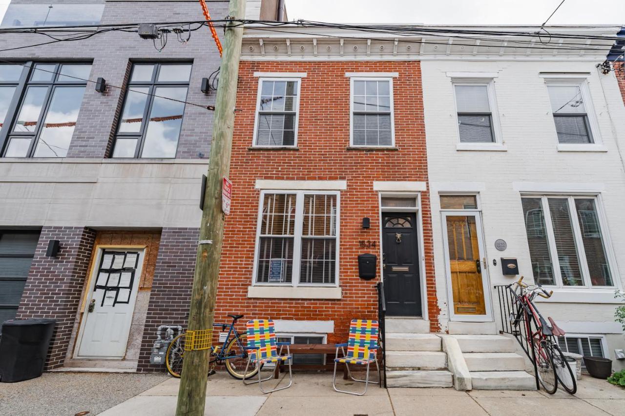 Bedroom In Thoughtfully Decorated East Passyunk Home Philadelphia Bagian luar foto