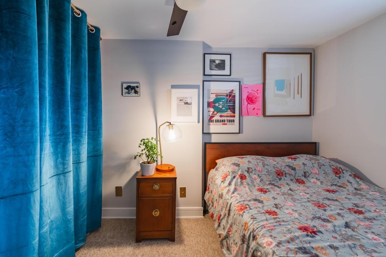 Bedroom In Thoughtfully Decorated East Passyunk Home Philadelphia Bagian luar foto