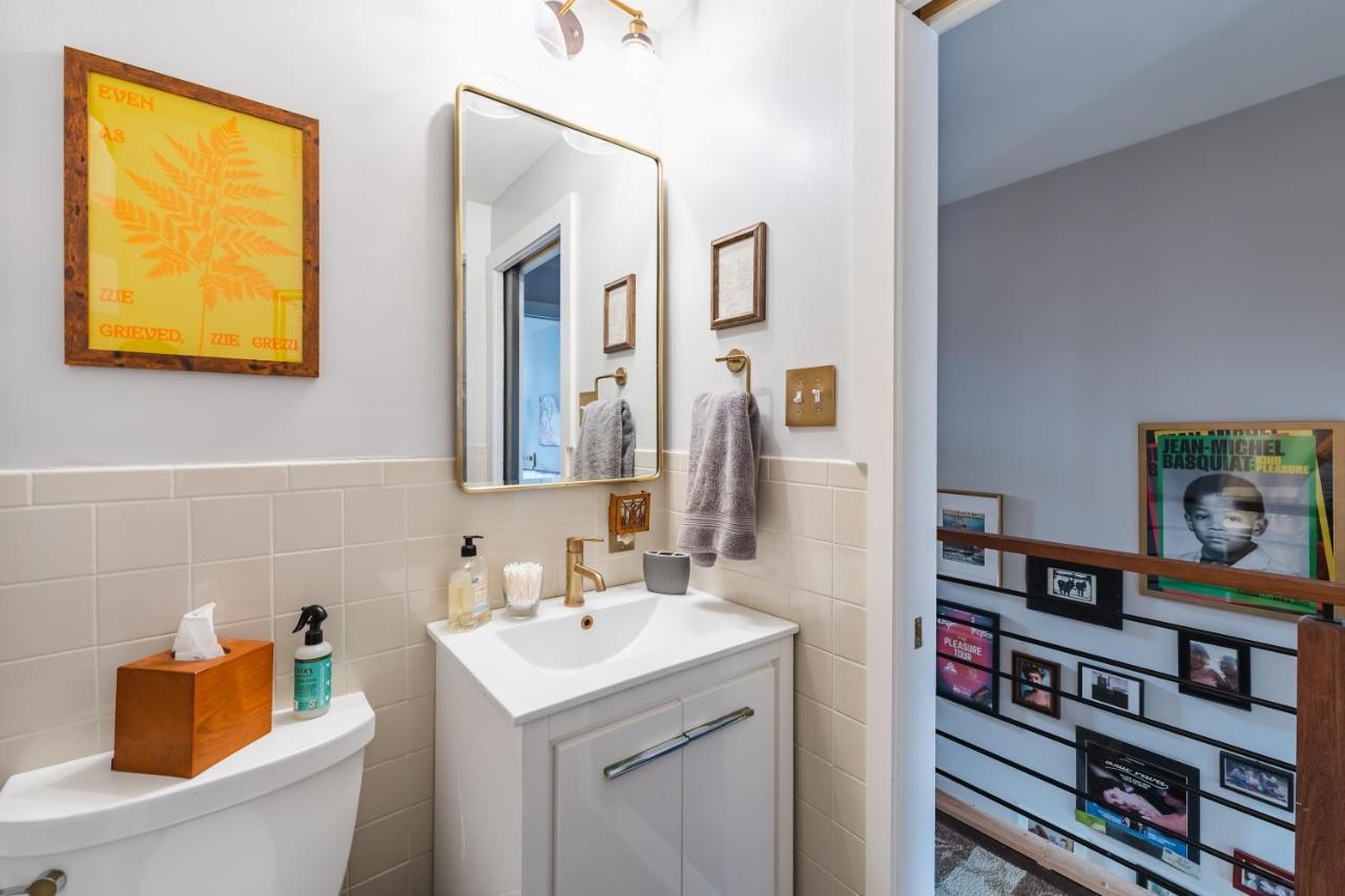 Bedroom In Thoughtfully Decorated East Passyunk Home Philadelphia Bagian luar foto