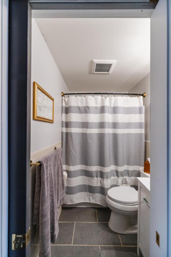 Bedroom In Thoughtfully Decorated East Passyunk Home Philadelphia Bagian luar foto