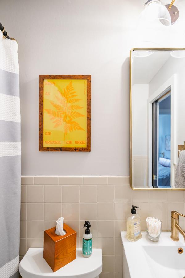 Bedroom In Thoughtfully Decorated East Passyunk Home Philadelphia Bagian luar foto