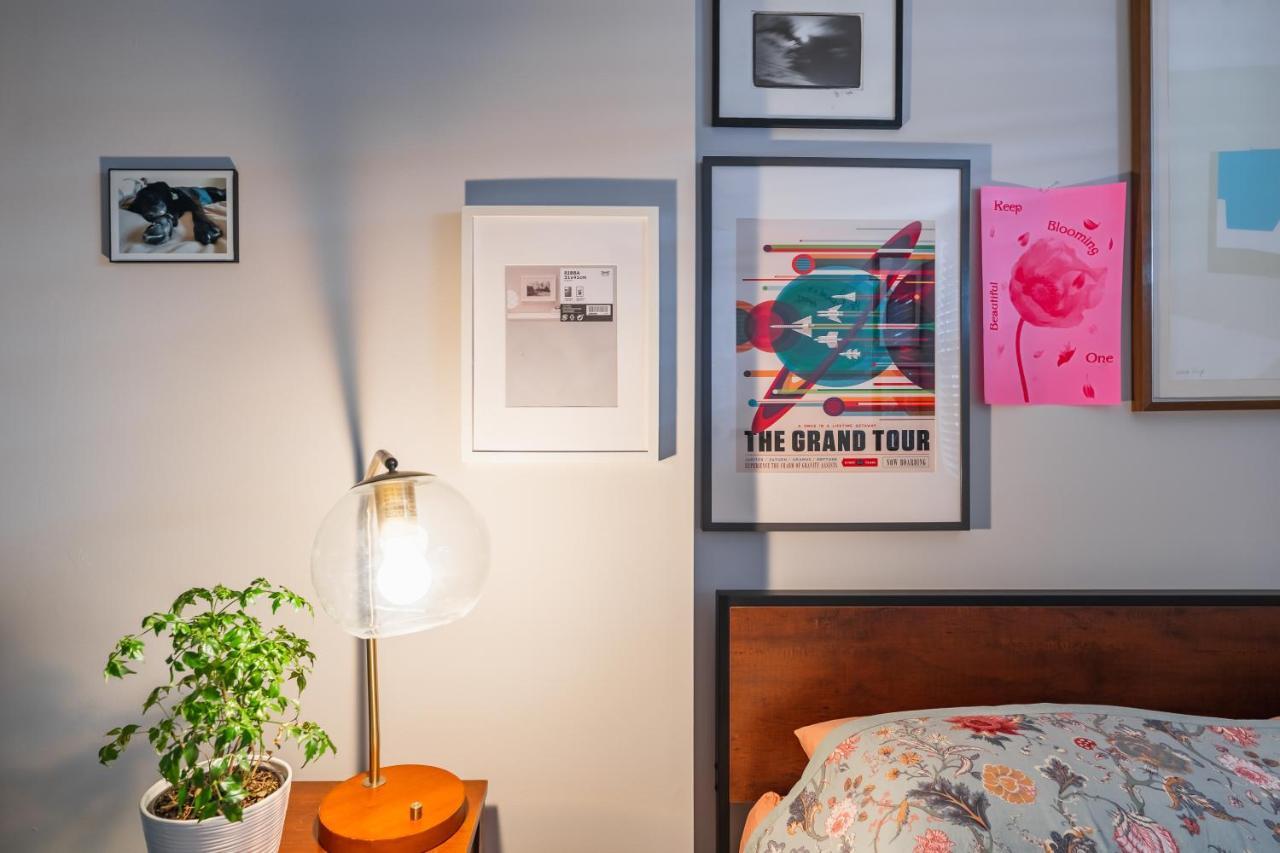 Bedroom In Thoughtfully Decorated East Passyunk Home Philadelphia Bagian luar foto